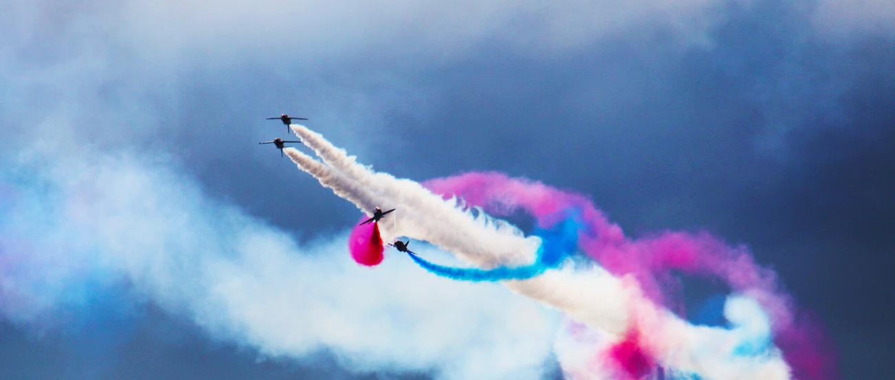 Flugzeugshow mit Farben im Himmel