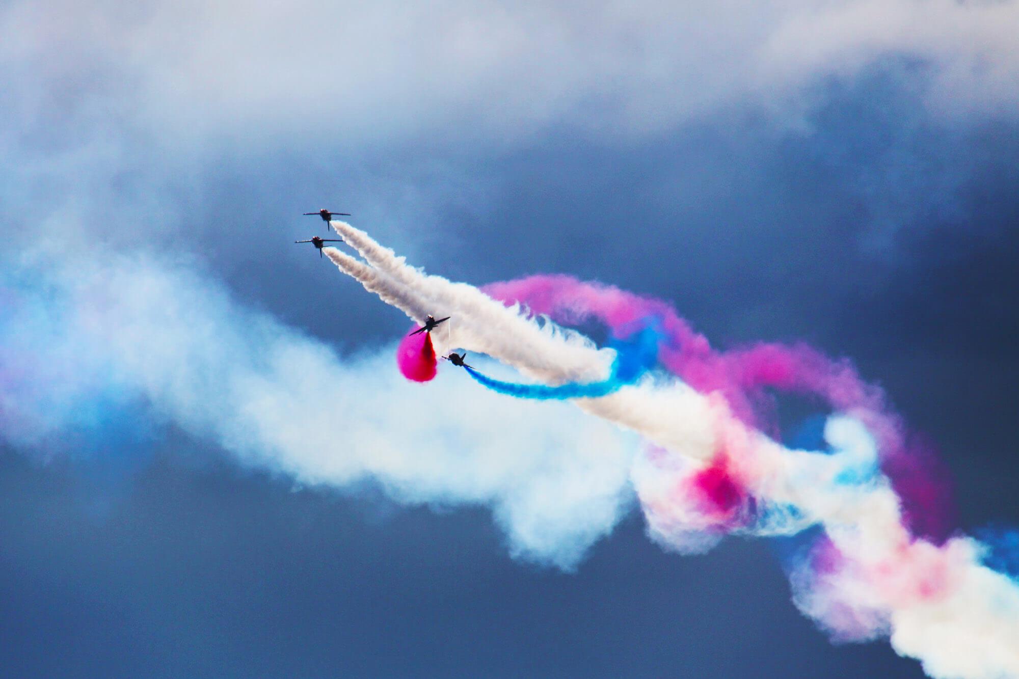 Flugzeugshow mit Farben im Himmel